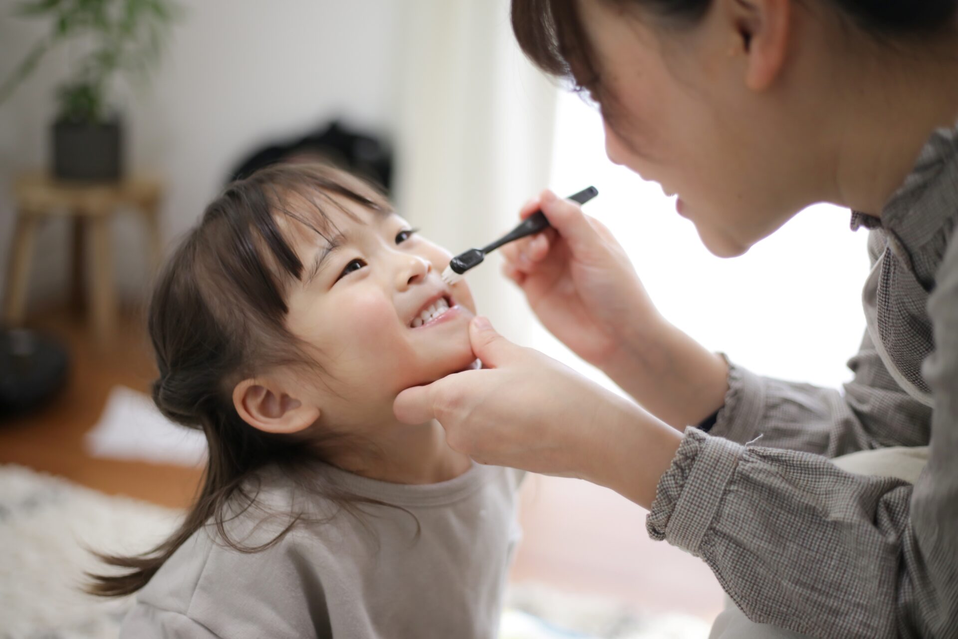 【小児歯科】子どもが仕上げ磨きを嫌がるときの対処法|声かけや磨き方のポイント